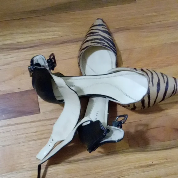 SHOE'S - Picture 3 of 4